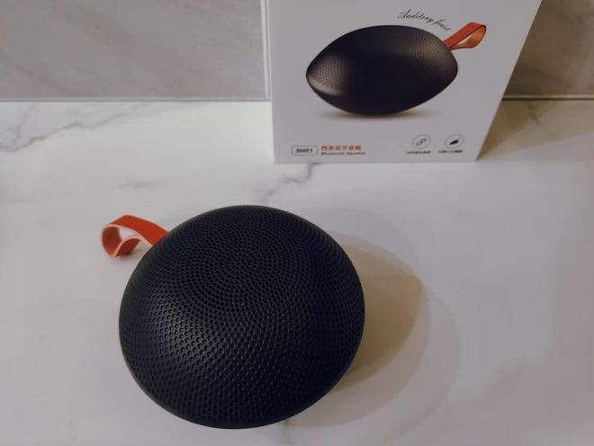 测：超高性价比便捷音质兼备凯发k8西圣便携蓝牙音箱评(图1)